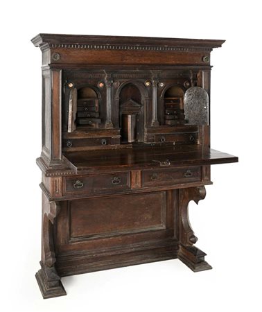 Stipo in noce con placchette circolari in pietra dura, XVII secolo cm...