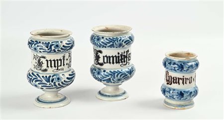 Tre albarelli diversi a decoro calligrafico, XVIII secolo altezza cm 18 e cm...