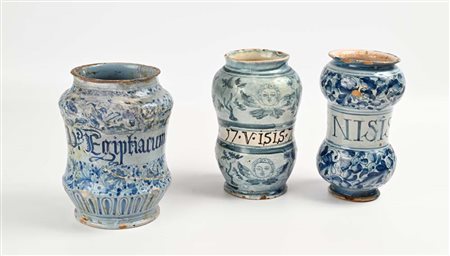 Tre albarelli in maiolica diversi, XVIII secolo altezza cm 20 e cm 21
