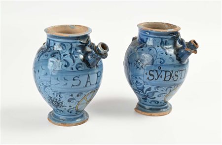 Coppia di brocchette in maiolica decorata in blu su fondo berettino, XVII...