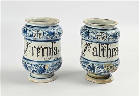 Coppia di albarelli a decoro calligrafico naturalistico, XVIII secolo altezza...