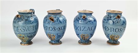 Quattro orcioli in maiolica con stemma e iscrizioni altezza cm 21