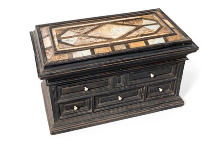 Stipo il legno ebanizzato con piano in commesso di marmi antichi, XVII secolo...