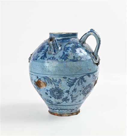 Versatoio biansato in maiolica, XVIII secolo altezza cm 29 decorato in...