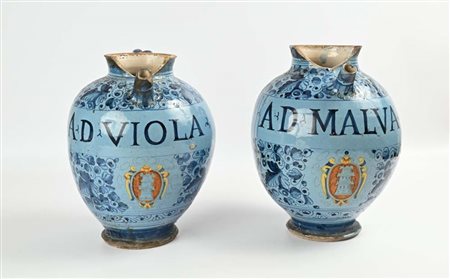 Coppia di orcioli in maiolica, XVII secolo altezza cm 33 con stemmi policromi...