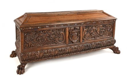Cassone ad urna in noce, Toscana, XVII secolo cm 67x156x54 facciata...