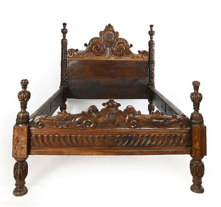 Letto in noce, Italia settentrionale, XVII secolo cm 153x208x155 testate di...