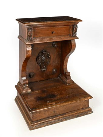 Inginocchiatoio in noce, XVII/XVIII secolo cm 86x64x48 caratterizzato da uno...