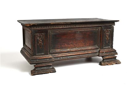 Cassetta in noce, XVII secolo cm 28x62x28 coperchio con serramenti in ferro,...