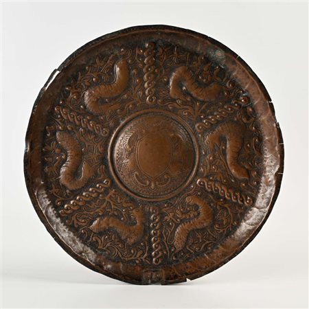 Piatto elemosiniere in rame, XVII secolo diametro cm 32 Lievi difetti