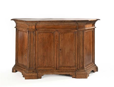 Credenza trapezoidale in noce, XVII/XVIII secolo cm 104x173x49 piano sotteso...
