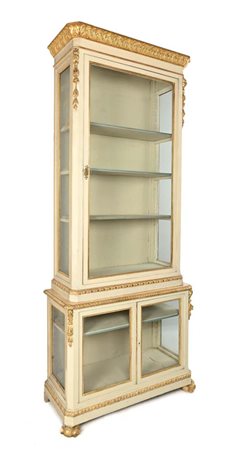 Grande vetrina a due corpi in legno laccato bianco e oro, XIX...