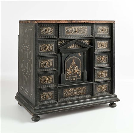 Stipo in legno ebanizzato con filettature in osso, Toscana, XVII secolo cm...