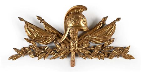 Fregio in legno intagliato e dorato, XVIII secolo cm 30x63 al centro un elmo...