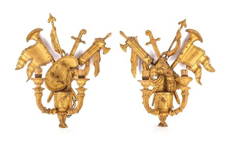 Coppia di appliques a due luci in legno intagliato e dorato in forma di...