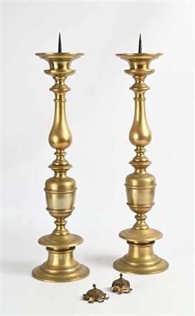 Coppia di antiche torciere in ottone altezza cm 66 fusto composito con parte...