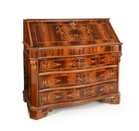 Cassettone a ribalta in noce con filettature ed intarsi, Roma, XVIII secolo...