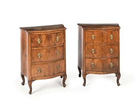 Coppia di comodini in noce, Veneto, seconda metà del XVIII secolo cm 78x64x37...