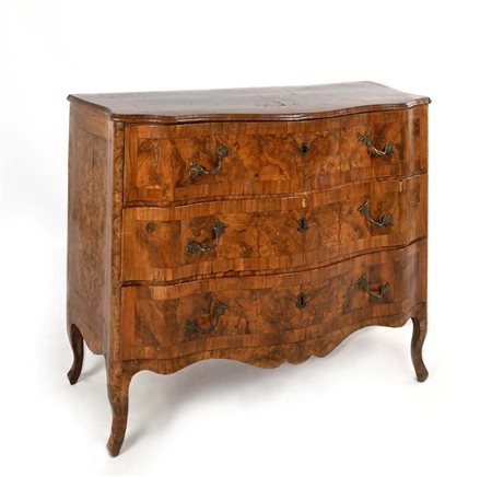 Cassettone in noce e radica, Veneto, XVIII secolo cm 93x118x56 facciata mossa...