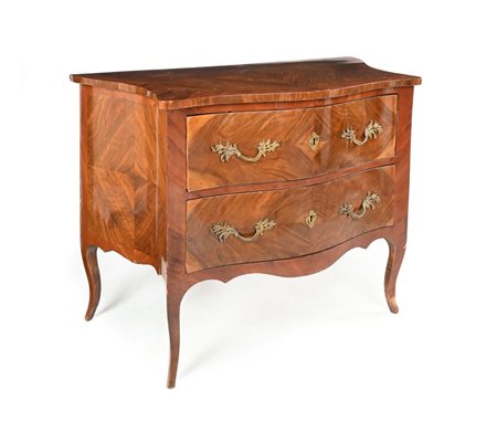 Cassettone in noce a due cassetti, XVIII secolo cm 91,5x125x65 di linea mossa...