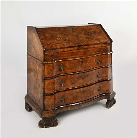 Cassettone a ribalta in noce con specchi in radica, Emilia/Ferrara, XVIII...