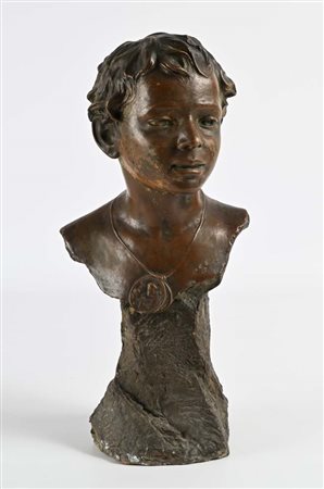 Busto di fanciullo in terracotta altezza cm 45 al collo catenina con...
