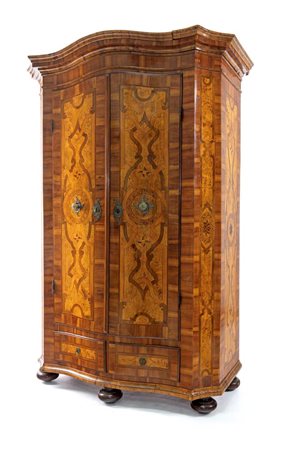 Armadio in noce e radica con intarsi, Austria, XVIII secolo cm 202x130x60...