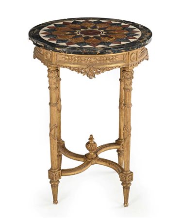Tavolino in legno dorato con piano circolare in commesso di marmi colorati,...
