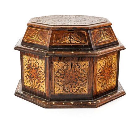 Cofanetto portagioie in legno intarsiato, Toscana, XIX secolo cm 27x41x41 di...