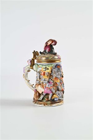 Tankard in porcellana istoriata, Capodimonte, fine XIX secolo cm 24x18x11...