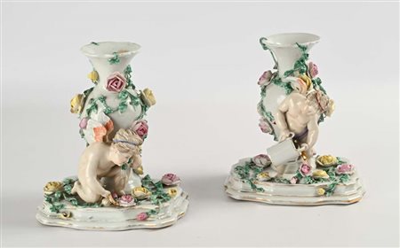 Coppia di vasi in porcellana policroma, Germania, XIX secolo cm 21,5x20x15...