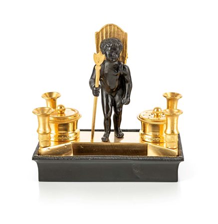 Piccolo calamaio figurato in bronzo dorato e brunito con figura di amorino,...