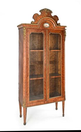 Vetrina francese con placchetta in porcellana e finiture in metallo dorato,...