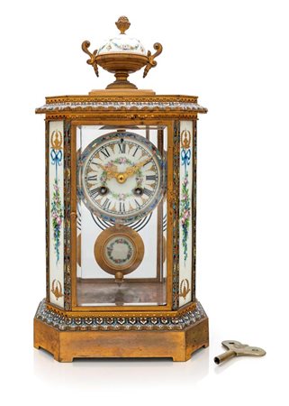 Orologio da tavolo in vetro e metallo con dettagli in porcellana, Francia, XX...