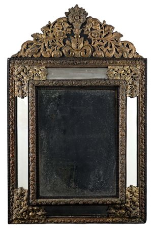 Specchiera rettangolare rivestita in lamina sbalzata e dorata, inizi del XIX...