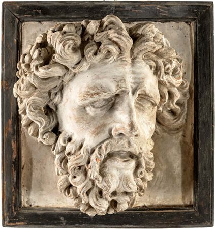Altorilievo in terracotta patinata bianca raffigurante la testa di...