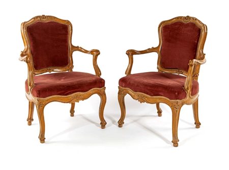 Coppia di poltrone in noce, XIX secolo cm 95x67x56 di impostazione...