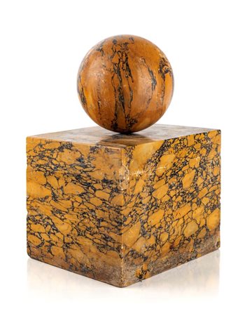 Scultura in marmo giallo broccatello di Siena cm 28x19x16 in forma di cubo...