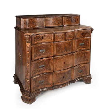 Cassettone con alzata in legno intarsiato, Lombardia, XVII secolo cm...