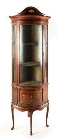Vetrina ad angolo con facciata a demi-lune ed intarsi a conchiglia in legno...