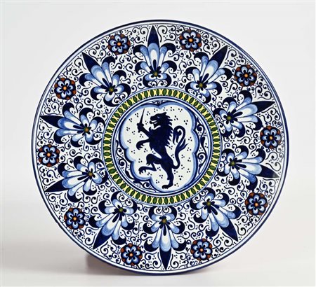 Piatto da pompa in maiolica bianca e blu, manifattura Riccardo Gatti, Faenza,...