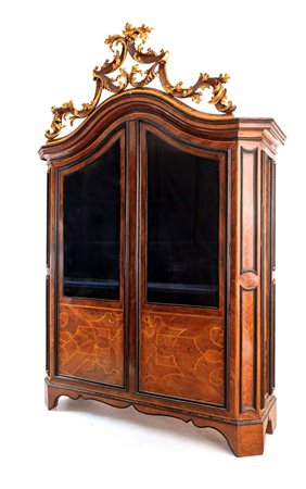 Grande armadio a due ante in legno intarsiato con profili ebanizzati, XVIII ...