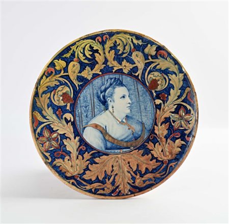 Piatto in maiolica policroma e a lustro, Gualdo Tadino, XX secolo diametro cm...