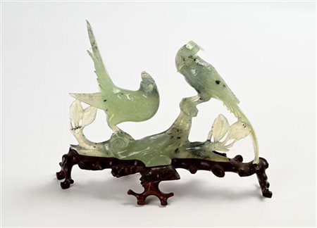 Intaglio in giada raff. due uccelli su un ramo, base in legno cm 14,5x21x7 -...