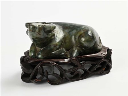 Intaglio in pietra verde raffigurante un bufalo, base in legno cm 8,5x13,5x9