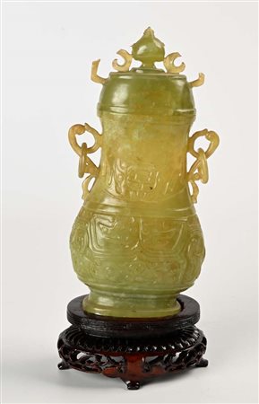 Incensiere con coperchio in giada, Cina XX secolo altezza cm 19,5 - con la...