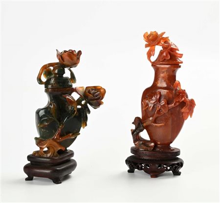 Due incensieri diversi in agata rossa e verde con coperchi e base in legno...