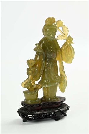 Intaglio in giada raffigurante Guan Yin con base in legno, Cina, Repubblica,...