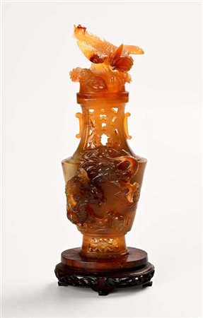 Incensiere in agata gialla con drago in altorilievo e gallo sul coperchio,...