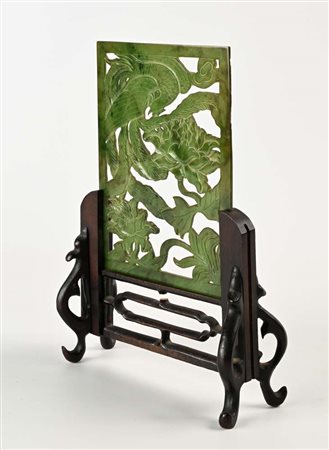 Intaglio in giada verde, Cina, XX secolo cm 17x12,5 - con il supporto cm...